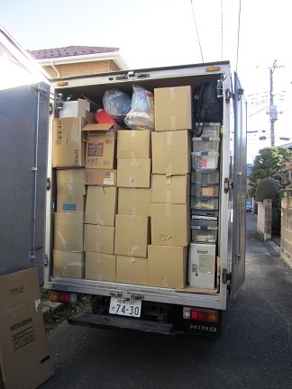不要品やリサイクル品は、中身が見えないように箱形トラックで回収していきます。